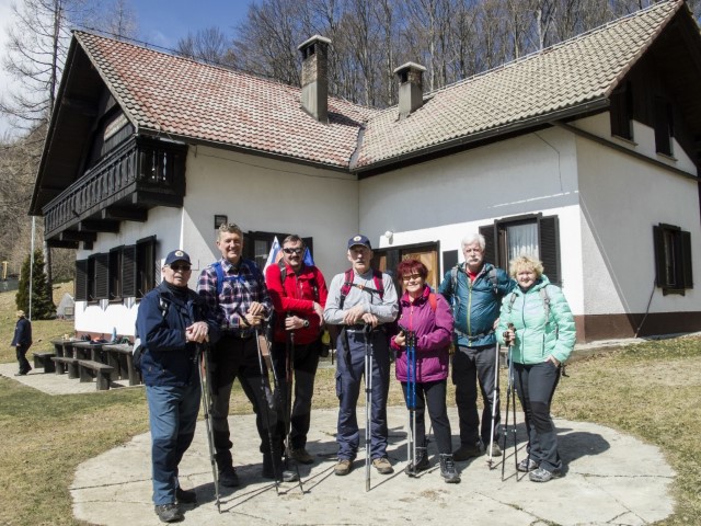 pri domu na Čemšeniški planini