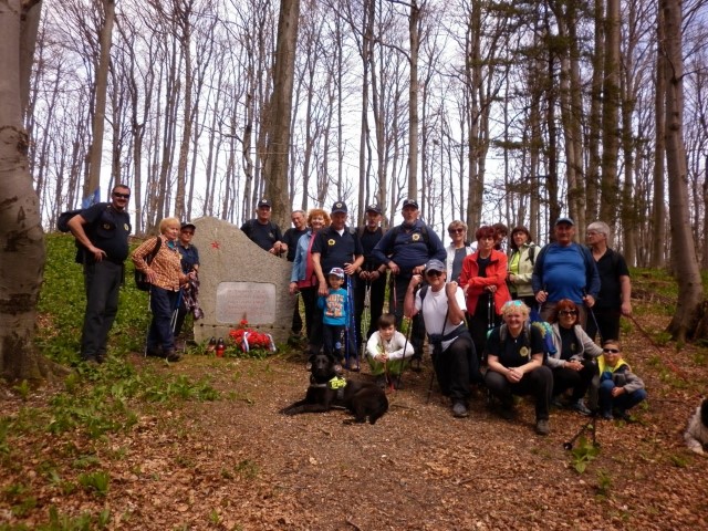 postanek pri spomeniku, kjer je bila leta 1941 ustanovljena Revirska četa