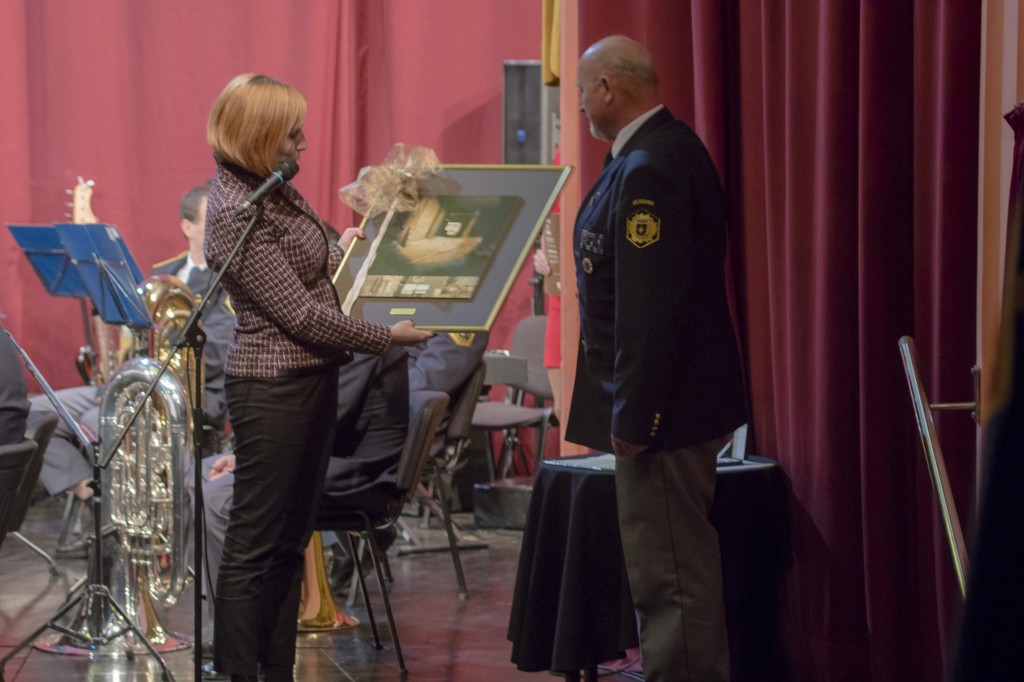 prejem darila ob 10. letnici ustanovitve društva