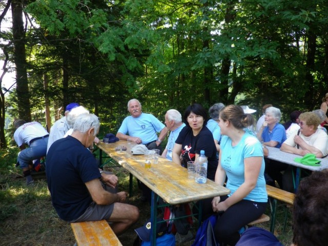 člani društva na prireditvenem prostoru