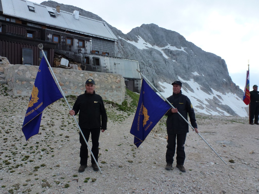 praporščak PVD Sever Zasavje Ivan in pohodni prapor društva na Kredarici