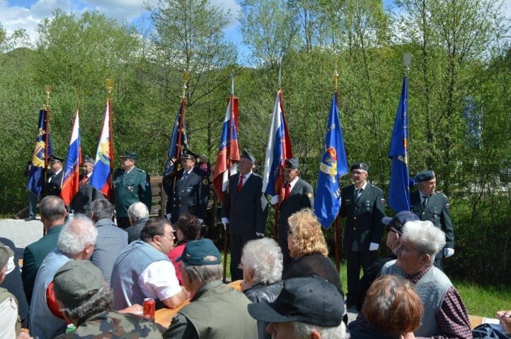 praporščaki in udeleženci na zboru