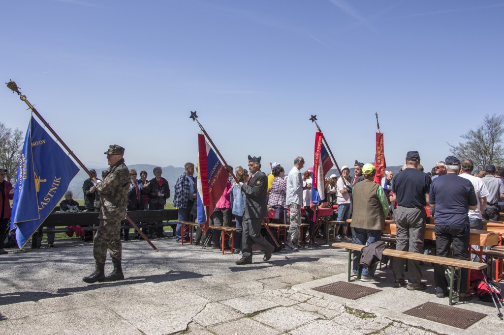odhod praporščakov  iz prizorišča