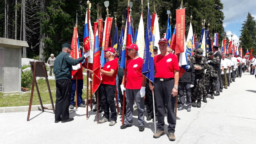 v povorki tudi pohodni prapor društva