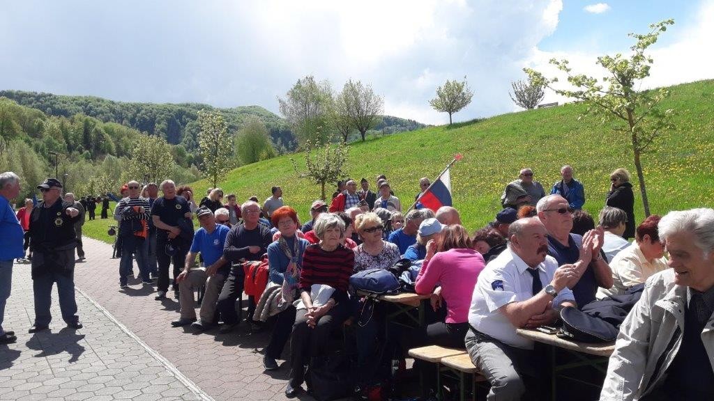 udeleženci na zboru