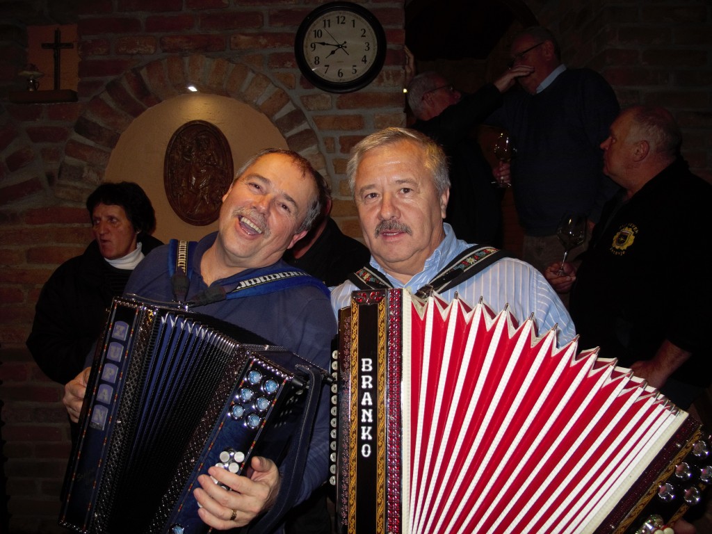 po kosilu sta nas z glasbo  razveseljevala Franjo in Branko s harmoniko