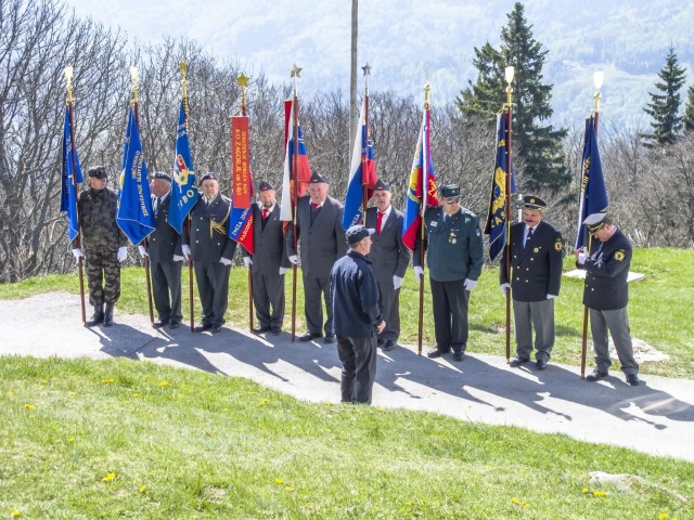 praporščaki se pripravljajo za prihod na prizorišče