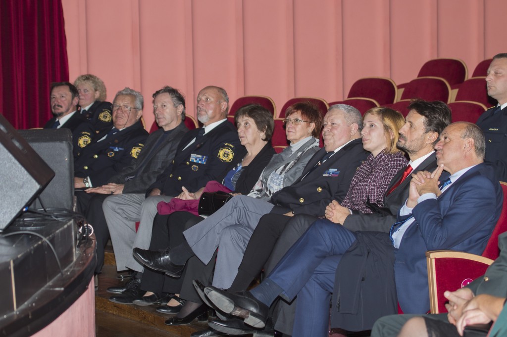 med poslušanjem Policijskega orkestra