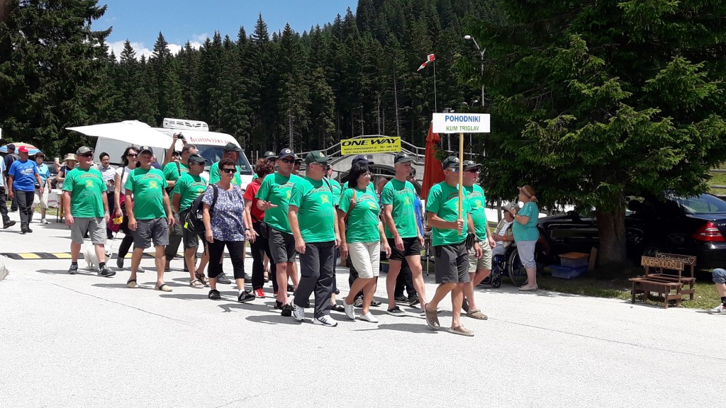 pohodniki Kum - Triglav v povorki