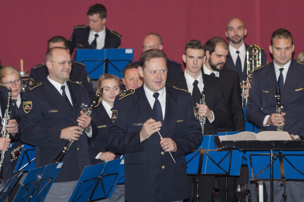 zbrano občinstvo navdušeno nad Policijskim orkestrom