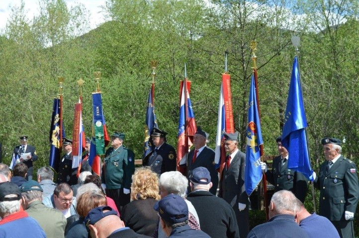 praporščaki po prihodu na prireditveni prostor