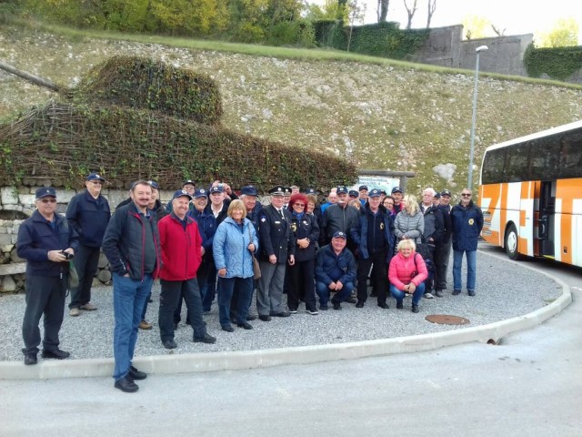 udeleženci ekskurzije v PVD Sever Zasavje v Parku vojaške zgodovine v Pivki