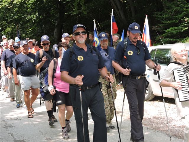 Prihod pohodnikov na prireditveni prostor pri Lovskem domu na Kopitniku