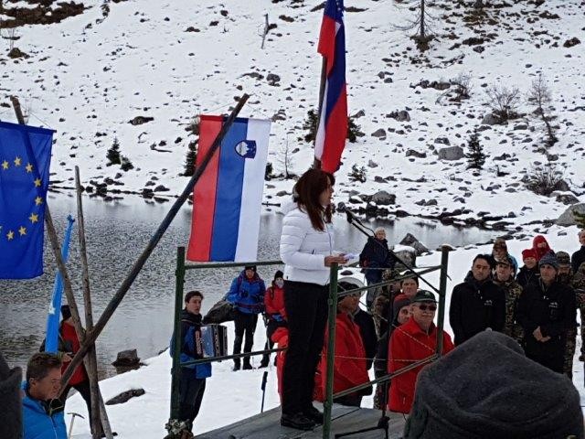 slavnostn govornica, ministrica za obrambo